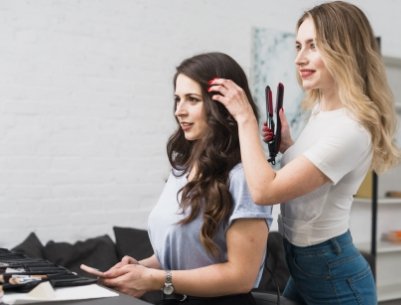 hairstylist-making-curls-young-woman