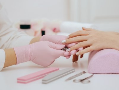 manicurist-does-manicure