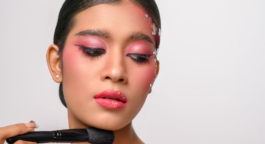 diploma-in-professional-makeup-course-by-IBI-International